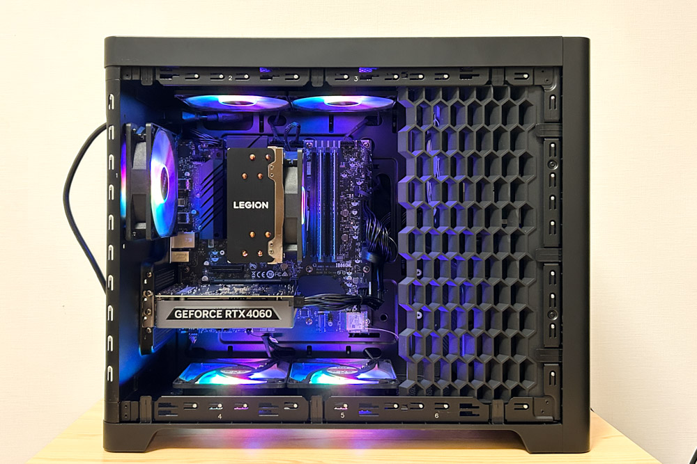 Lenovo Legion Tower 5 30IAS10 サイドパネルを外しライティングをONにした状態