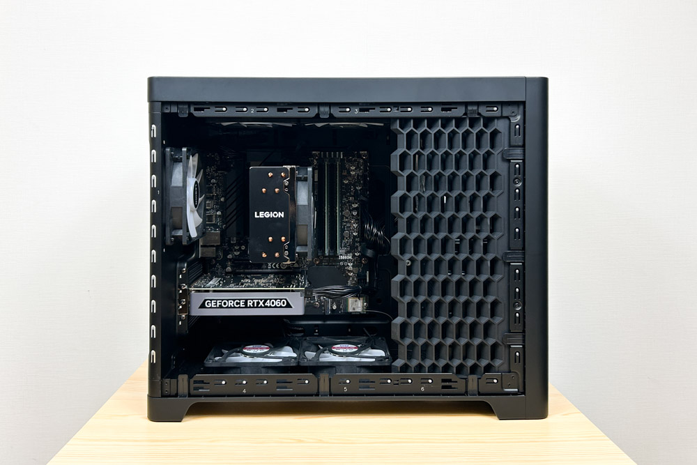 Lenovo Legion Tower 5 30IAS10 左側面　カバーを外した状態
