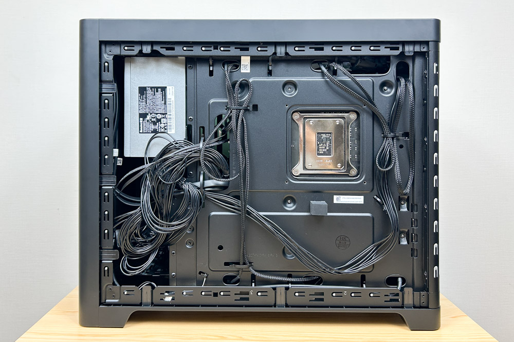 Lenovo Legion Tower 5 30IAS10 右側面　カバーを外した状態