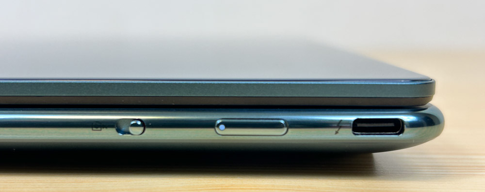 Lenovo Yoga Slim 9i Gen 10(14型) 右側面インターフェイス