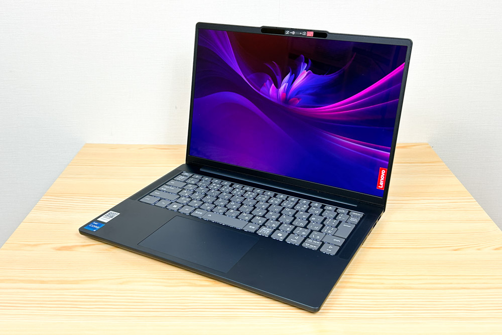Lenovo IdeaPad Slim 5i Gen 10 (14型 Intel) 右斜め前から