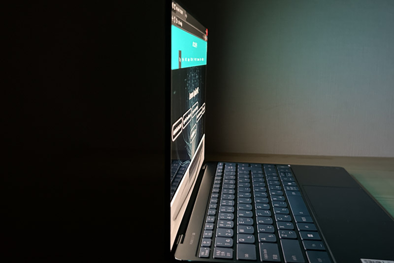 Lenovo Yoga Slim 9i Gen 10(14型 Intel) ディスプレイ 視野角のチェック　横から