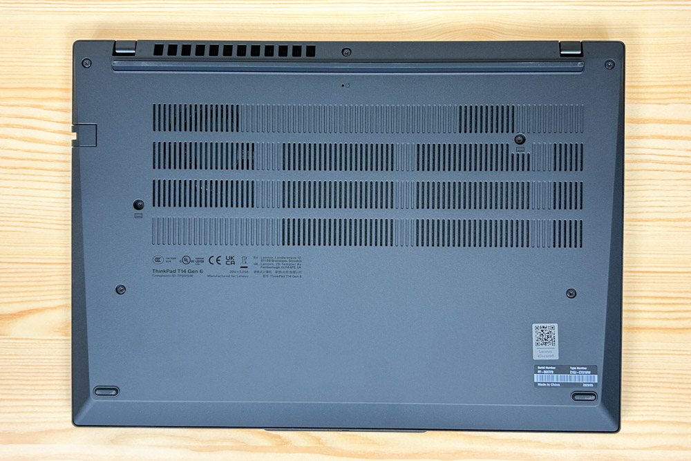 Lenovo ThinkPad T14 Gen 6 AMD(14型 AMD) 底面カバー