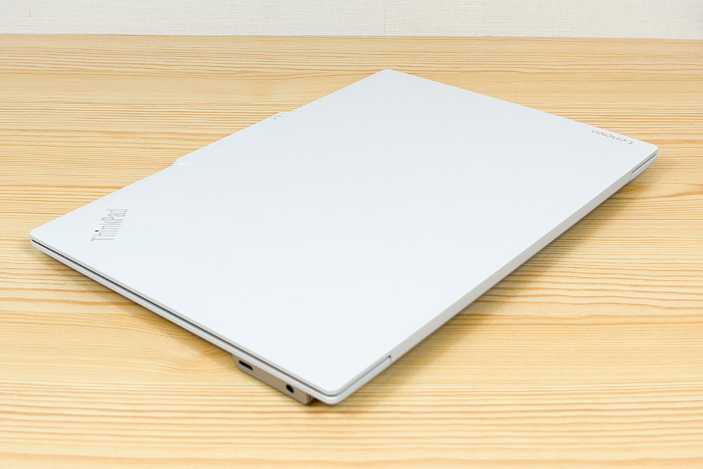 ThinkPad X9 14 Gen 1 Aura Edition(14型 Intel) グレイシャーホワイト 筐体