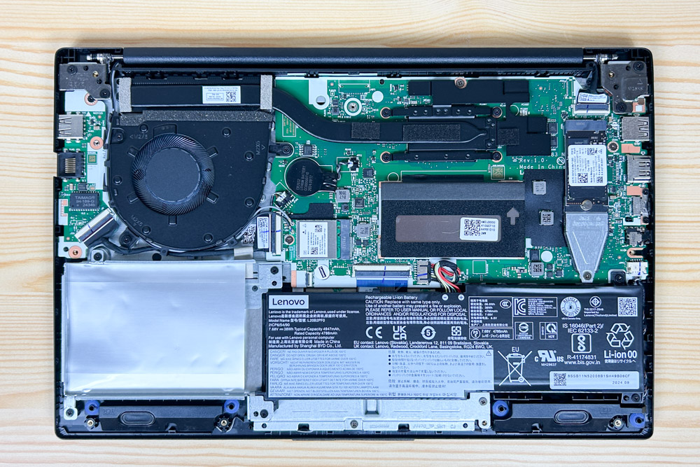 Lenovo V14 Gen 4 AMD 2025年モデル 筐体内部