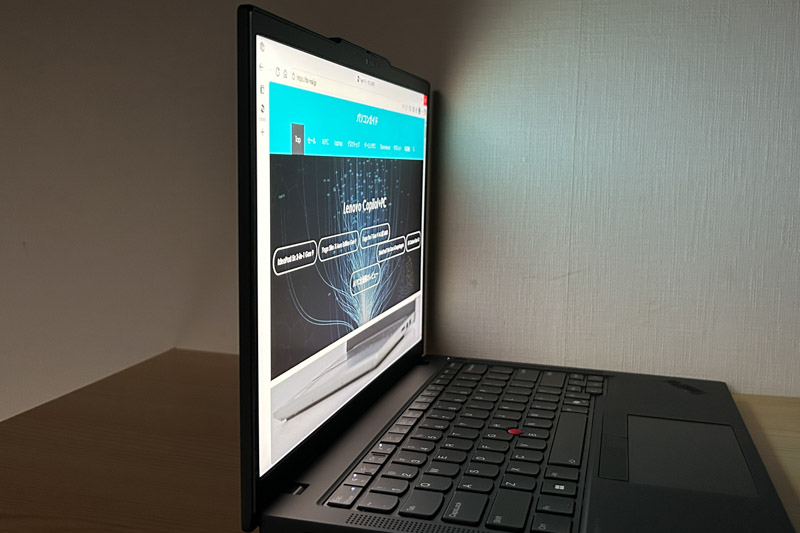 Lenovo ThinkPad T14 Gen 6 AMD(14型 AMD) ディスプレイ　視野角のチェック 横から