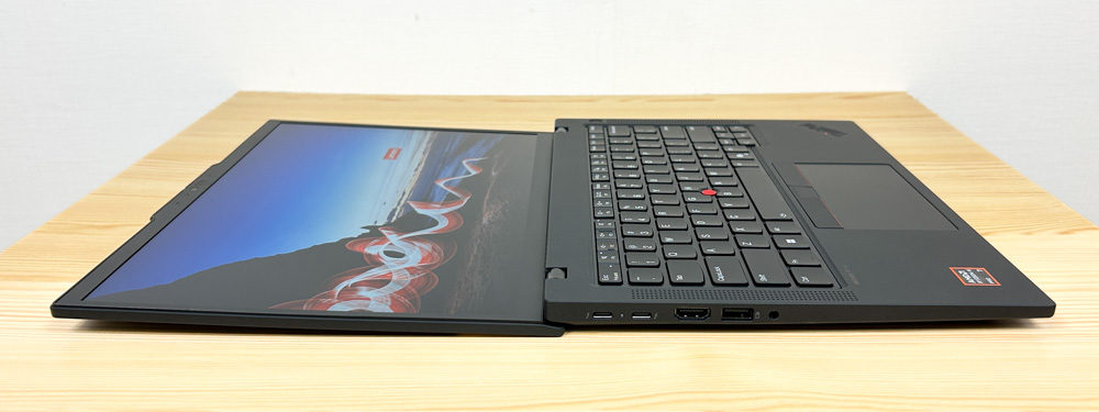 Lenovo ThinkPad T14 Gen 6 AMD(14型 AMD) ディスプレイが開く最大角度