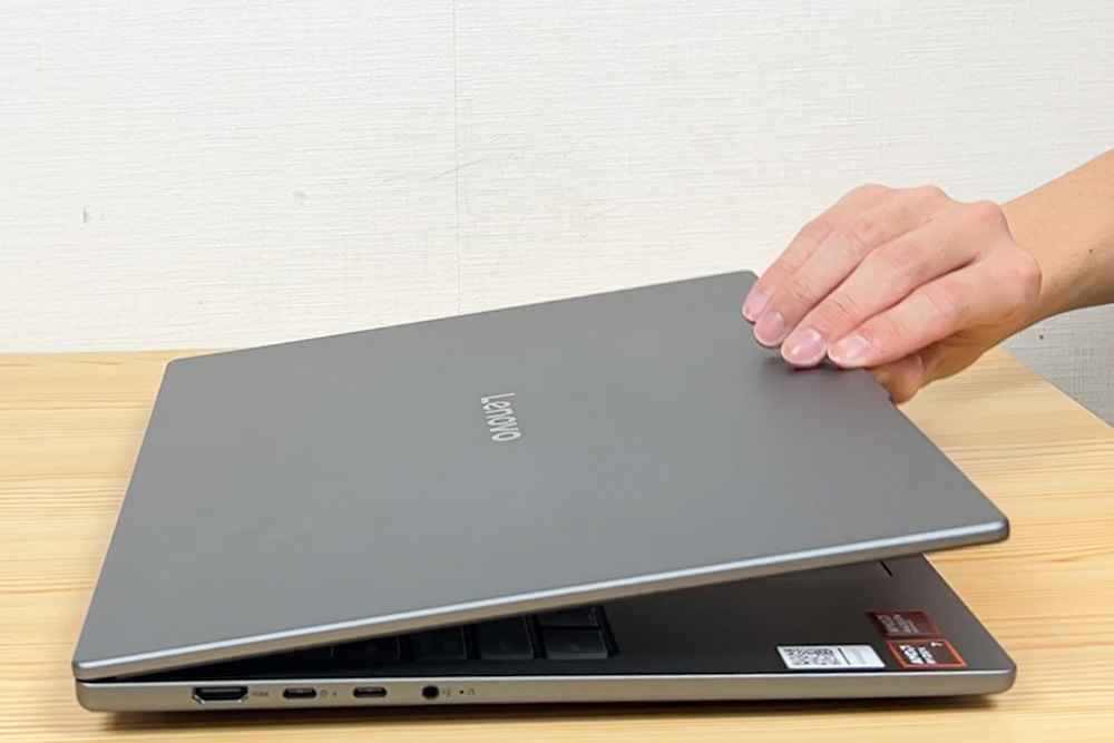 Lenovo IdeaPad Slim 5 Gen 10(16型 AMD) 片手で開くことができる