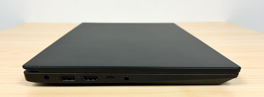 Lenovo V14 Gen 4 AMD 2025年モデル　ディスプレイを閉じた状態　横から