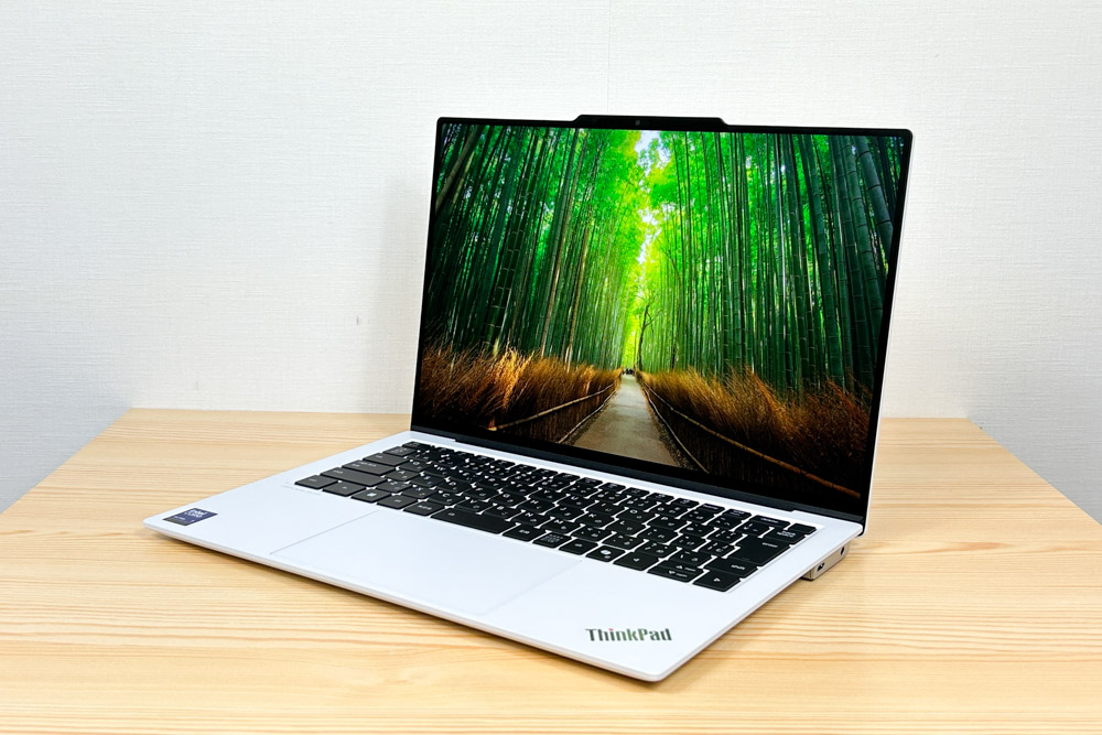 ThinkPad X9 14 Gen 1 Aura Edition(14型 Intel) グレイシャーホワイト 右斜め前から