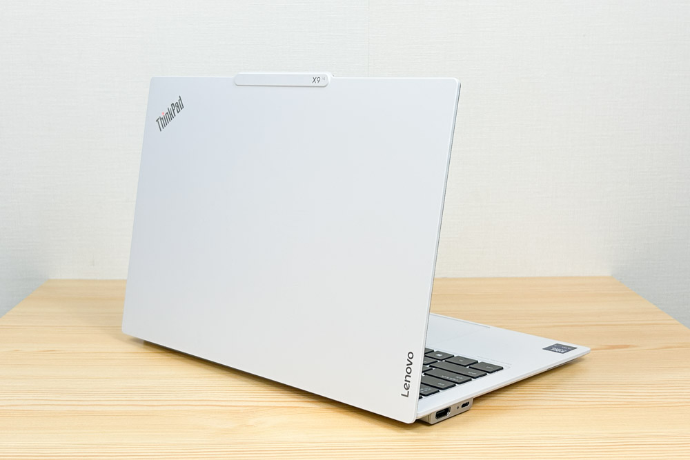 ThinkPad X9 14 Gen 1 Aura Edition(14型 Intel) グレイシャーホワイト 背面