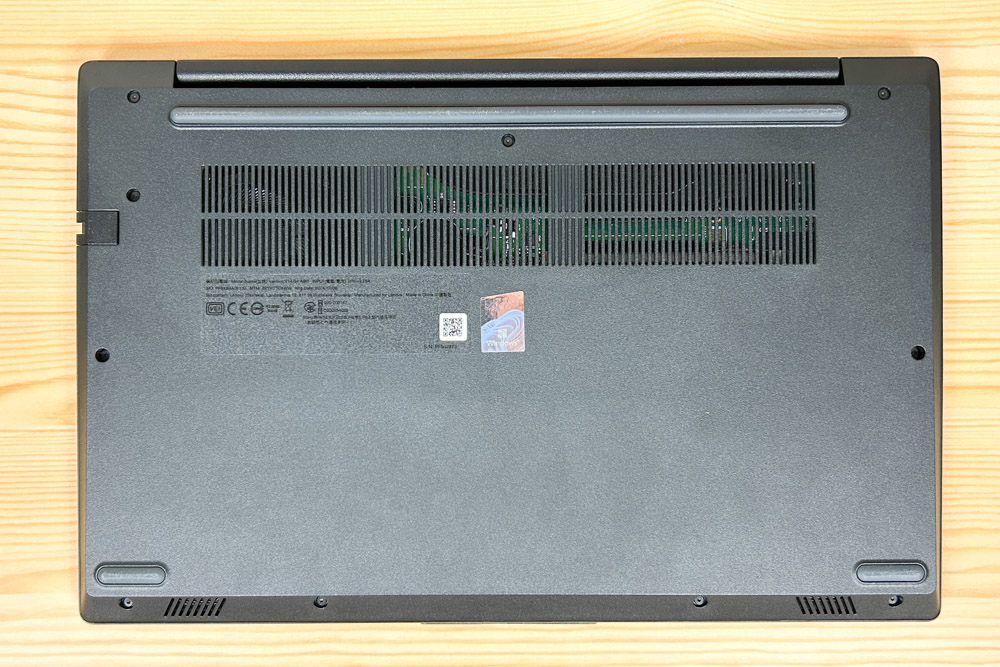 Lenovo V14 Gen 4 AMD 2025年モデル 底面カバー