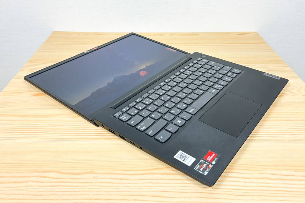 Lenovo V14 Gen 4 AMD 2025年モデル　ディスプレイを180度開いた状態