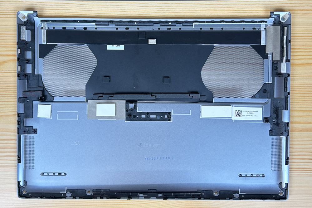 Lenovo Yoga Pro 7i Gen 10 Aura Edition(14型 Intel)　底面カバー裏