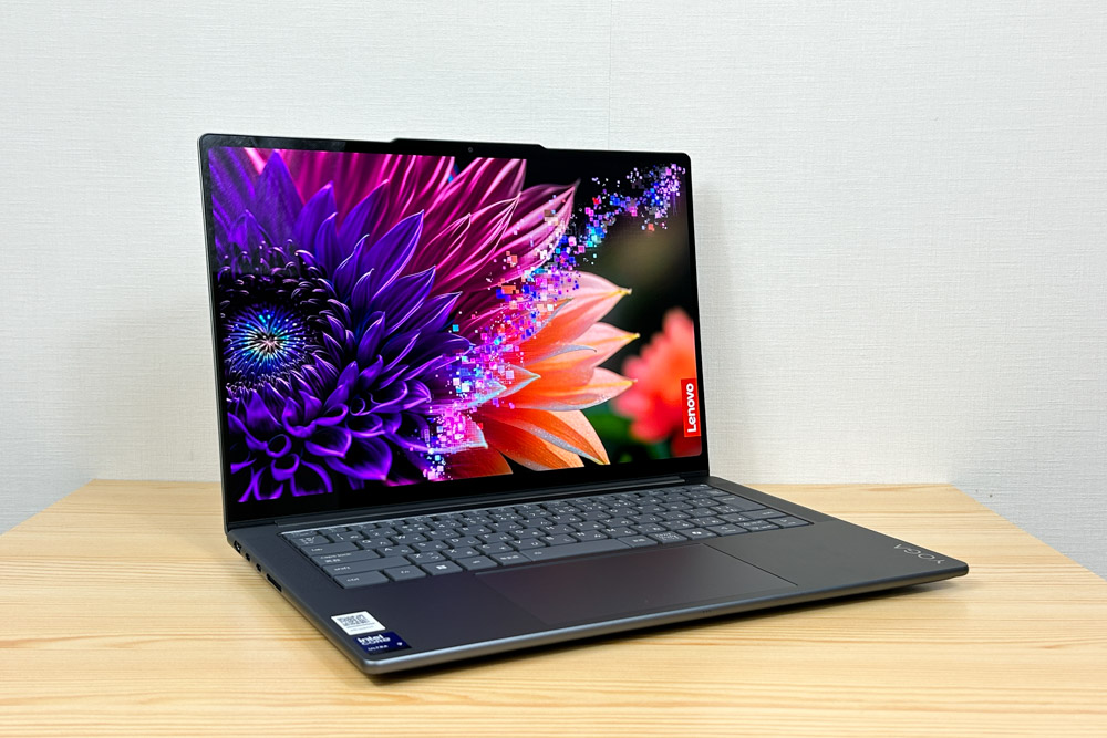 Lenovo Yoga Pro 7i Gen 10 Aura Edition(14型 Intel)　左斜め前から