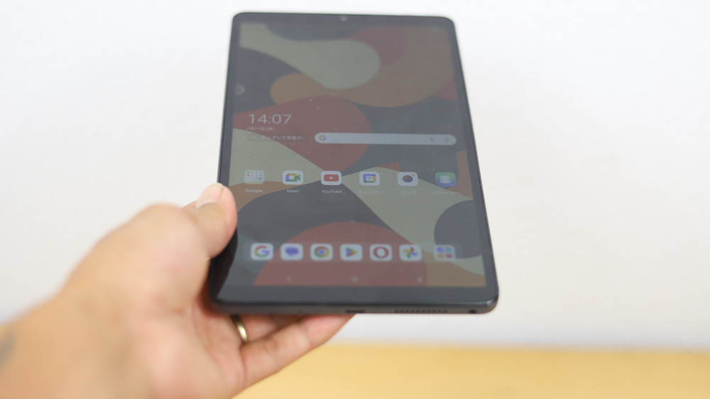 Lenovo Tab One 縦持ちでも片手で持てる