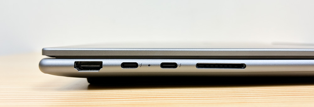 Lenovo Yoga Pro 7i Gen 10 Aura Edition(14型 Intel)　左側面インターフェイス