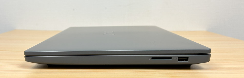 Lenovo LOQ Essential Gen 9 (15.6型 Intel) 右側面