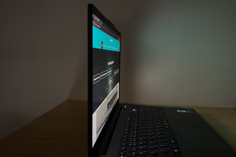 Lenovo LOQ Essential Gen 9 (15.6型 Intel) ディスプレイ　視野角のチェック 横から
