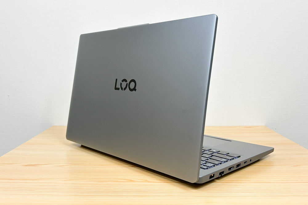 Lenovo LOQ Essential Gen 9 (15.6型 Intel) 背面から