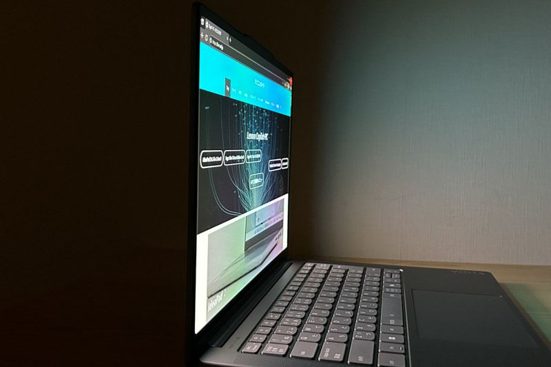 Lenovo Yoga Pro 7i Gen 10 Aura Edition(14型 Intel)　ディスプレイ 視野角チェック　横から