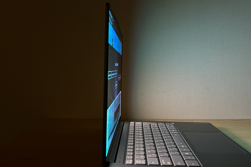 Lenovo Yoga Pro 7i Gen 10 Aura Edition(14型 Intel)　ディスプレイ 視野角チェック　真横から