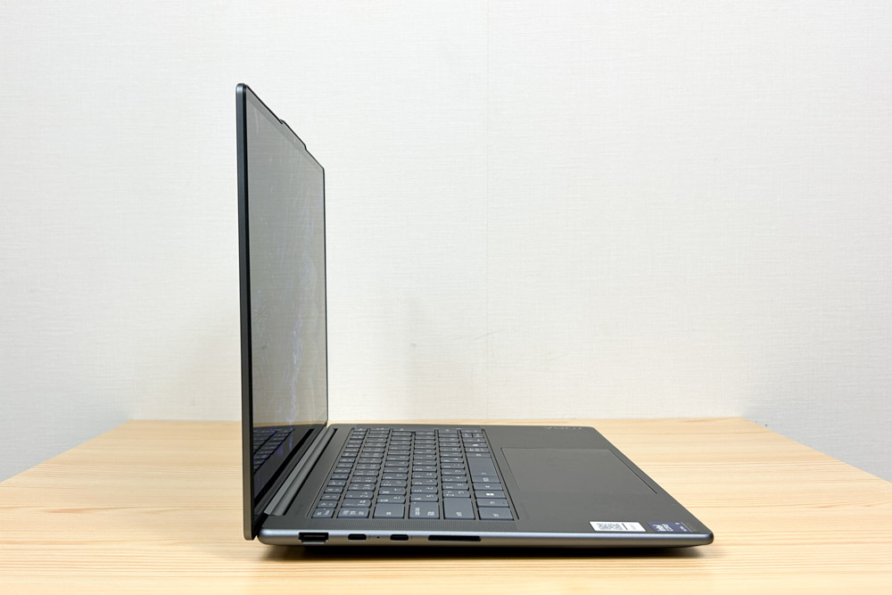 Lenovo Yoga Pro 7i Gen 10 Aura Edition(14型 Intel)　横から