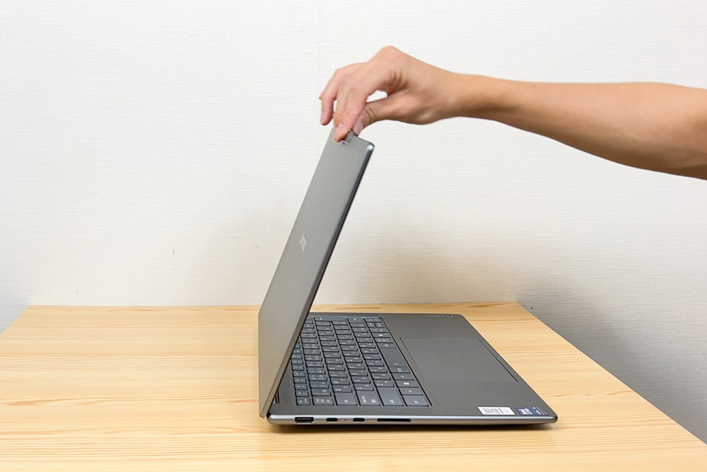 Lenovo Yoga Pro 7i Gen 10 片手で開くディスプレイ