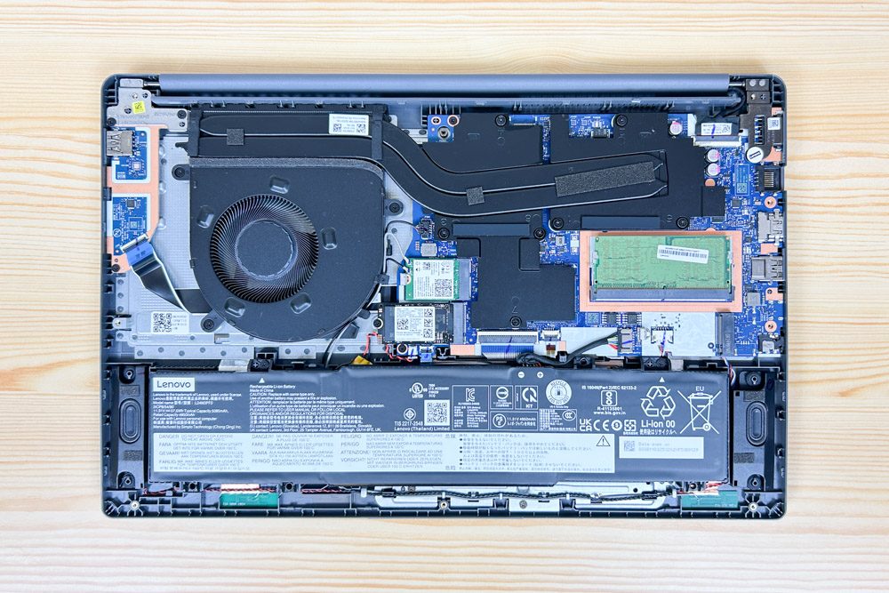 Lenovo LOQ Essential Gen 9 (15.6型 Intel) 筐体内部