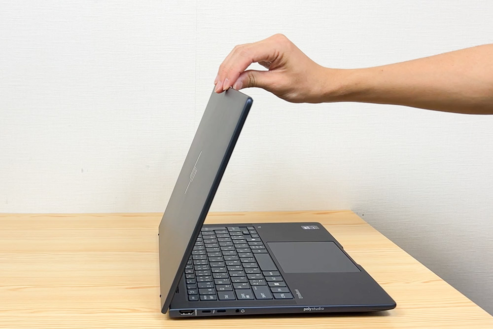 Lenovo Yoga Pro 7i Gen 10 Aura Edition(14型 Intel)　片手で開くディスプレイ