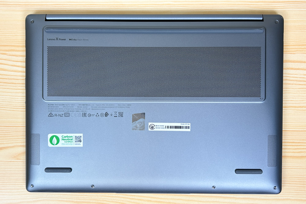 Lenovo Yoga Pro 7i Gen 10 Aura Edition(14型 Intel)　底面