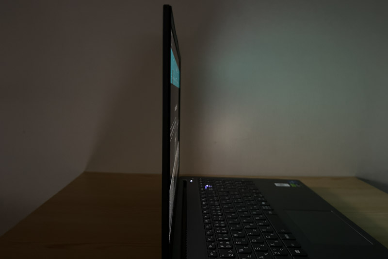 Lenovo LOQ Essential Gen 9 (15.6型 Intel) ディスプレイ　視野角のチェック　真横から