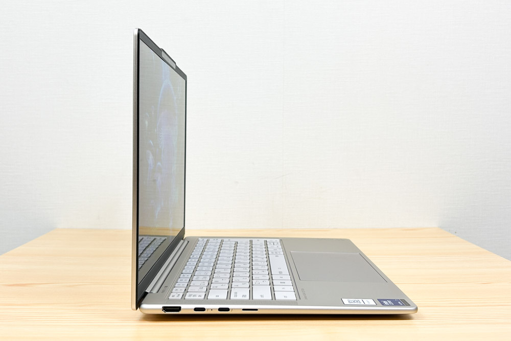 Lenovo Yoga Slim 7i Aura Edition Gen10(14型 Intel)　横から