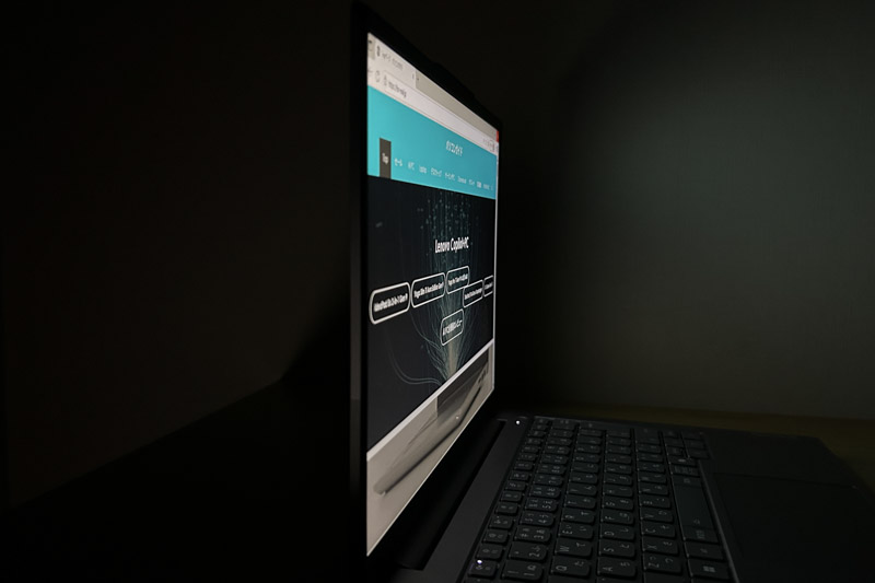 Lenovo ThinkBook 14 Gen 8 Arrow Lake(14型 Intel) ディスプレイの視野角チェック 横から