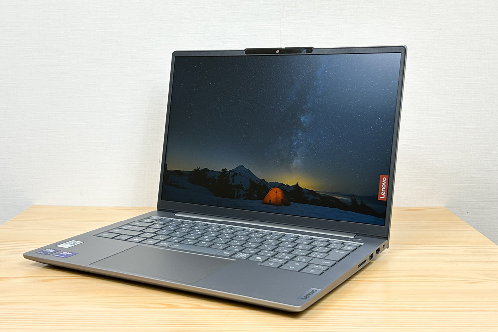 Lenovo ThinkBook 14 Gen 8 Arrow Lake(14型 Intel) 右斜め前から