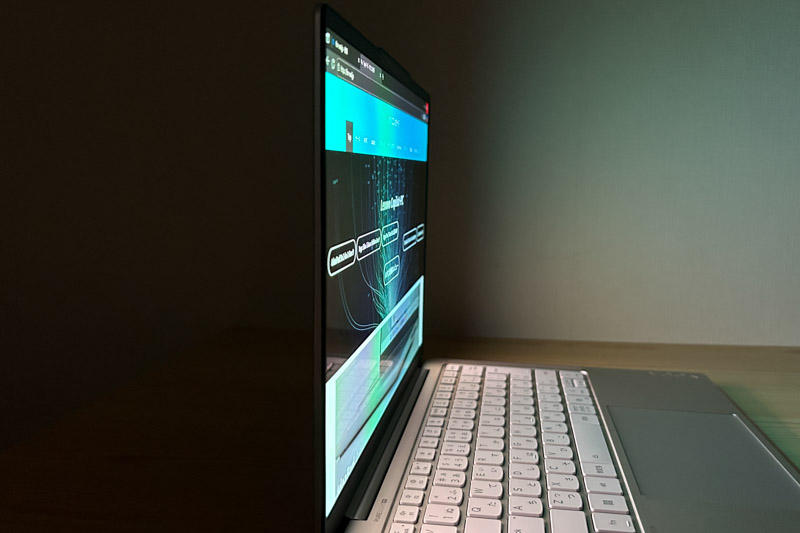 Lenovo Yoga Slim 7i Aura Edition Gen10(14型 Intel)　視野角チェック 真横から