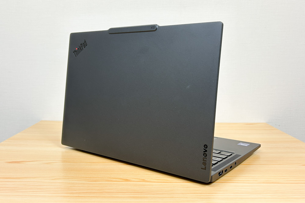 Lenovo ThinkPad X13 Gen 6(13.3型 Intel) 背面