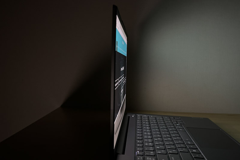 Lenovo ThinkBook 14 Gen 8 Arrow Lake(14型 Intel) ディスプレイの視野角チェック 真横から