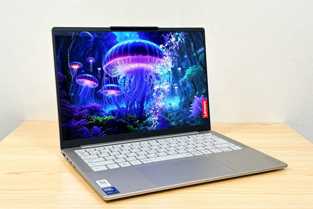 Lenovo Yoga Slim 7i Aura Edition Gen10(14型 Intel)　左斜め前から