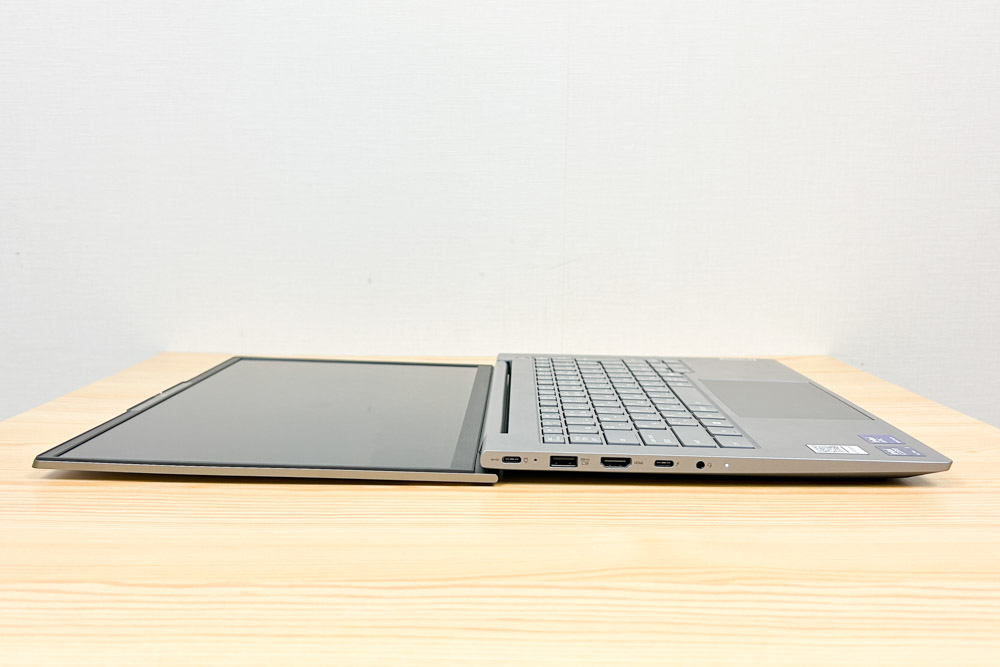 Lenovo ThinkBook 14 Gen 8 Arrow Lake(14型 Intel) ディスプレイを180度開いた状態