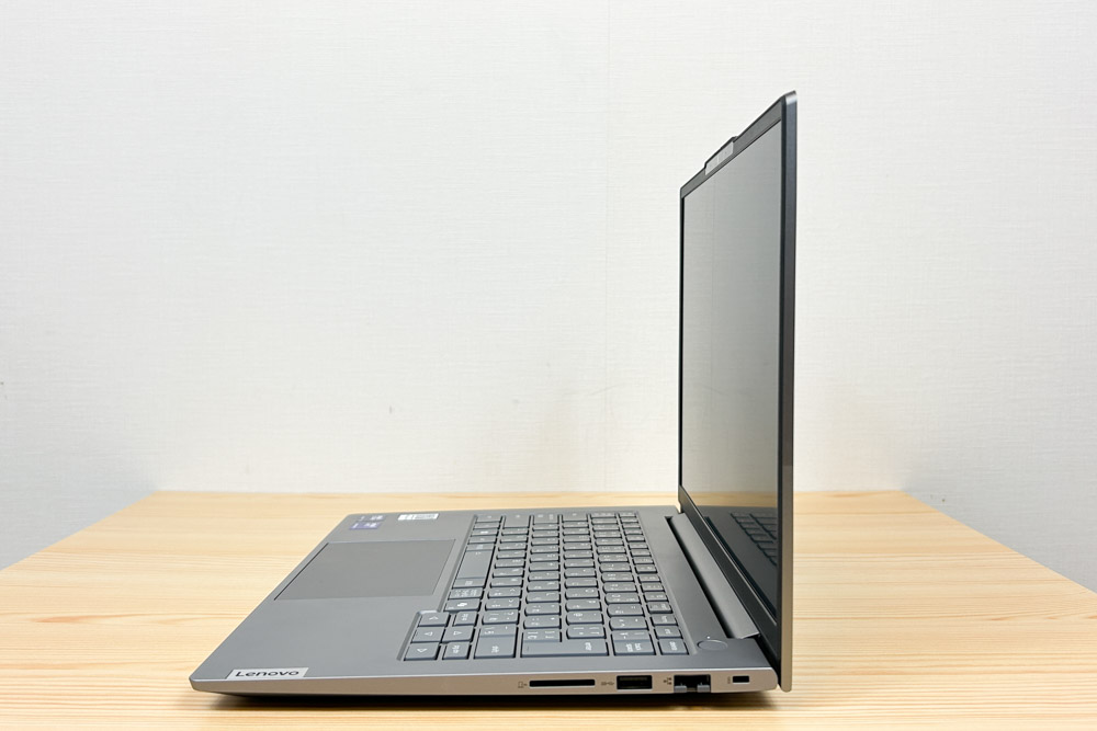 Lenovo ThinkBook 14 Gen 8 Arrow Lake(14型 Intel) 横から