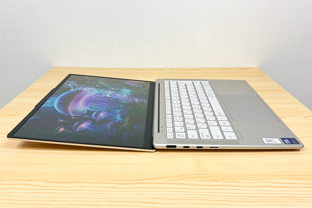Lenovo Yoga Slim 7i Aura Edition Gen10(14型 Intel)　ほぼ180度開くディスプレイ
