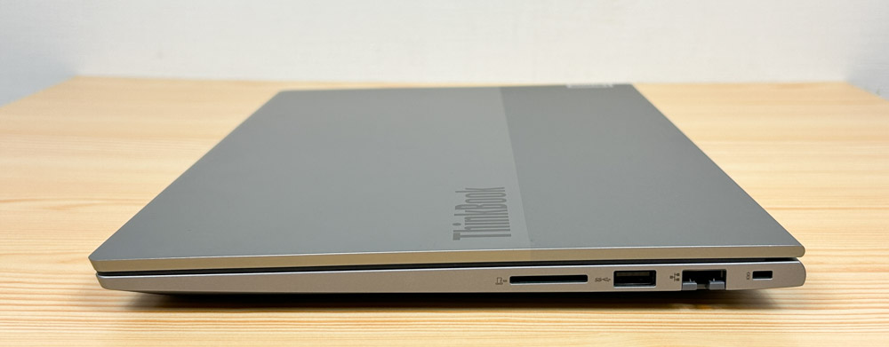 Lenovo ThinkBook 14 Gen 8 Arrow Lake(14型 Intel) 筐体右側面