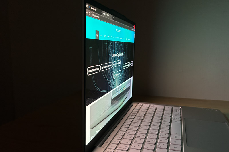 Lenovo Yoga Slim 7i Aura Edition Gen10(14型 Intel)　視野角チェック 横から