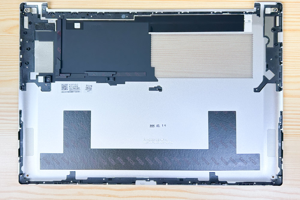 Lenovo Yoga Slim 7i Aura Edition Gen10(14型 Intel)　底面カバー内側