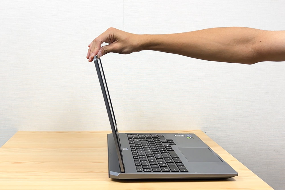 Lenovo LOQ 15IRX10（15.6型 Intel） 片手で開けることができるディスプレイ