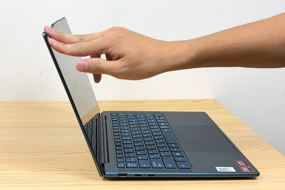 Lenovo Yoga Slim 7 Gen 10(14型 AMD) 片手で開くディスプレイ