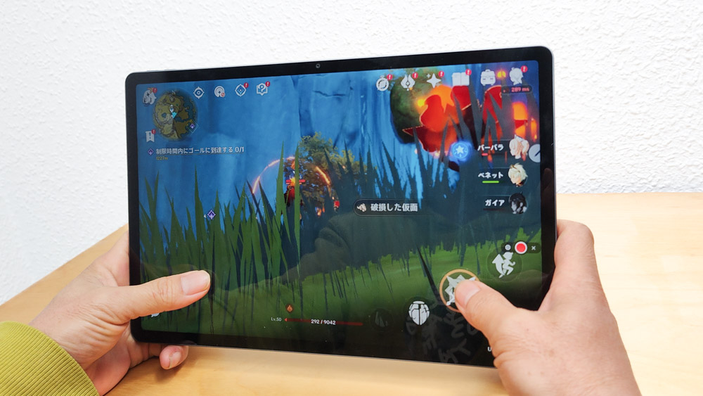 Lenovo Idea tab Proを手に持ってゲームをプレイ