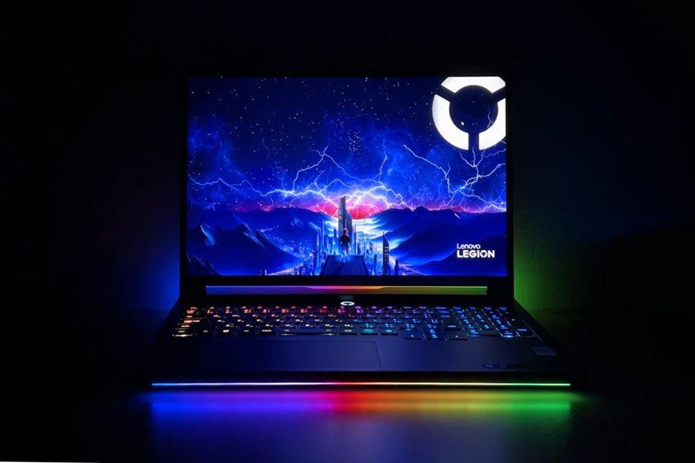 Lenovo Legion Pro 7i Gen 10(16型 Intel) ライティングON　正面