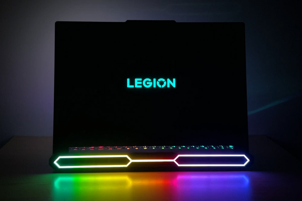 Lenovo Legion Pro 7i Gen 10(16型 Intel) ライティングON　背面